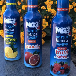 Bevanda di frutta con polpa di anguria e frutti rossi...