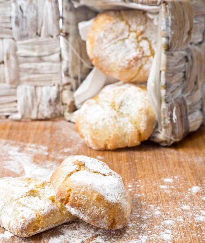 Online sale of Sicilian almond pastries, at the best price and shipping. Online shopping throughout Italy